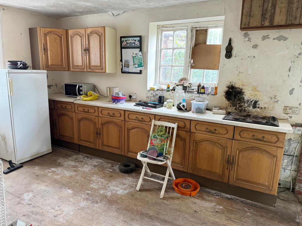 Lot: 78 - THREE-BEDROOM DETACHED HOUSE FOR TOTAL REFURBISHMENT - Kitchen area